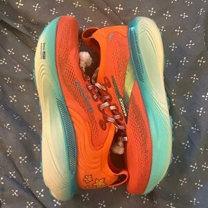 Brooks Run Disney Moana sz 8.5